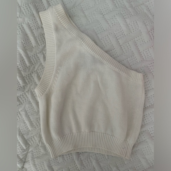 Forever 21 Tops - One shoulder sweater crop top